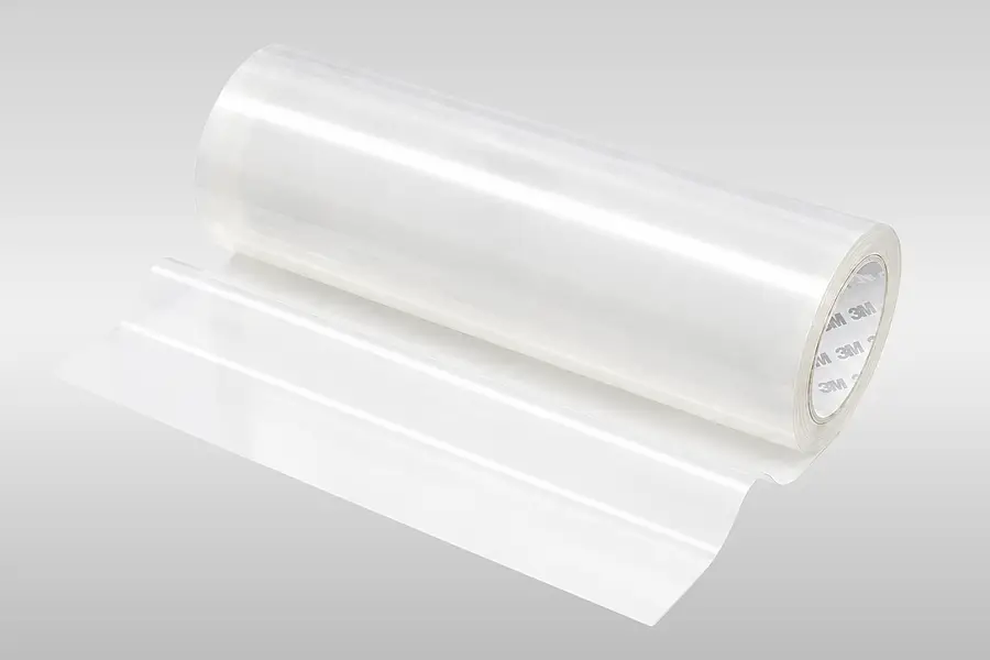 Rote Rolle eines 3M Transferklebebands mit abgezogenem Band