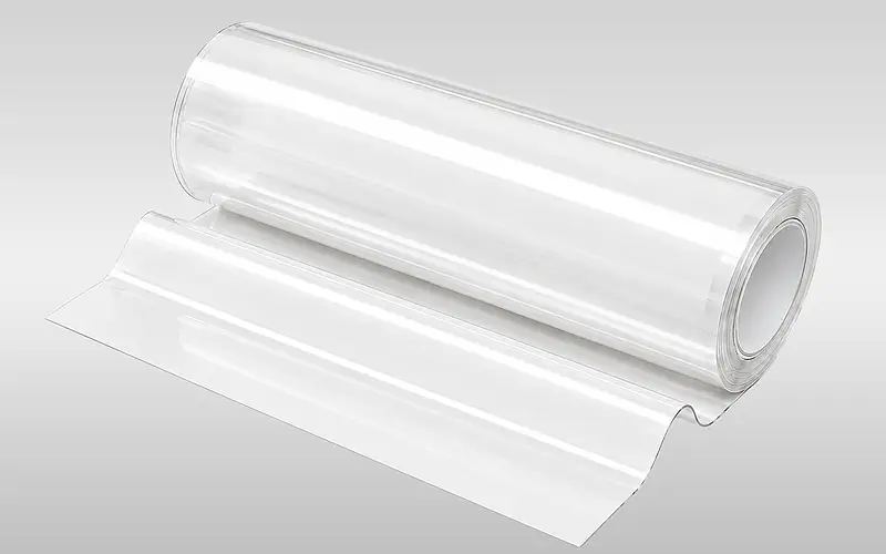 Transparente Folienbahn auf einer Rolle als Beispiel eines möglichen Vormaterials