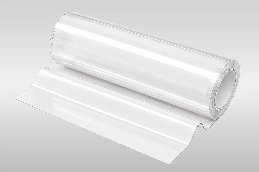 Transparente Folienbahn als Rolle mit abgewickeltem Folienabschnitt
