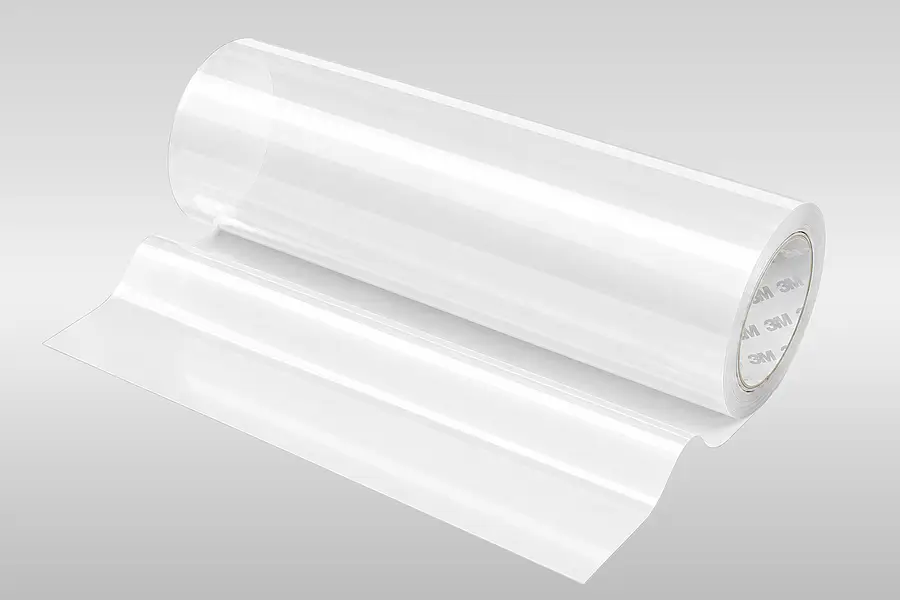 Transparente Rolle eines einseitigen Folienklebebands mit abgewickelter Bahn