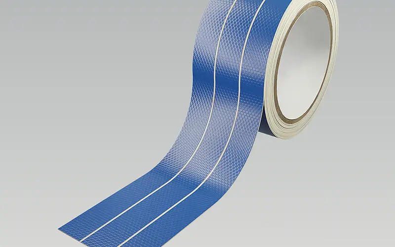 Blaue Materialrolle mit längs geschnittenen schmalen Bändern