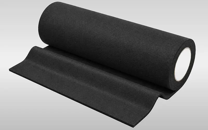 Schwarze Rolle aus EPDM-Zellkautschuk mit abgewickelter Materialbahn