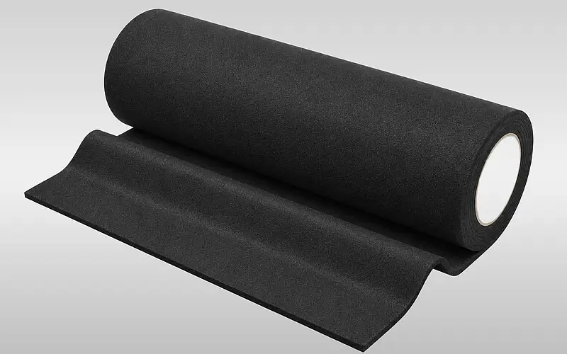 Schwarze EPDM-Zellkautschukbahn ist von der Materialrolle abgewickelt