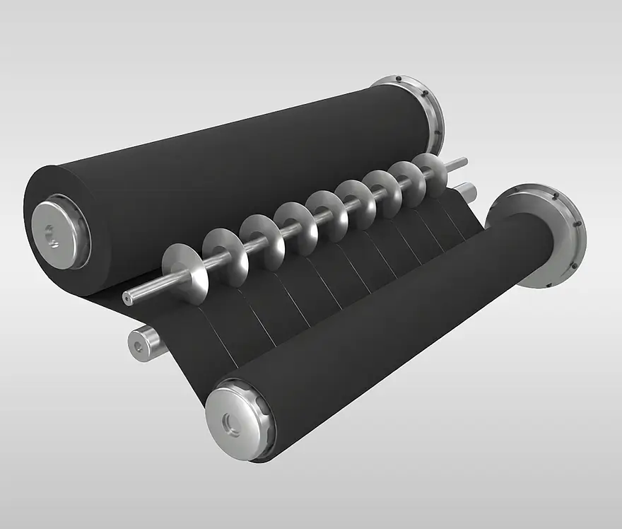 Schwarze Elastomerbahn läuft zwischen Walzen durch eine Schneidstation