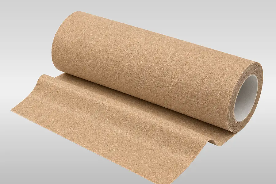 Braune Schleifpapierrolle mit abgewickelter Bahn
