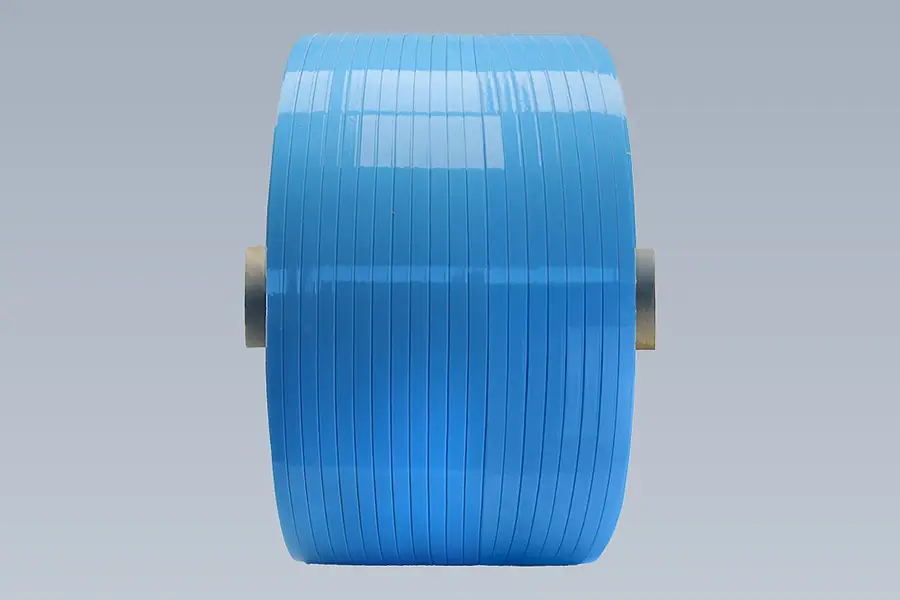 Blaue Kreuzspule mit mehreren schmalen Bandlagen auf einem Kern