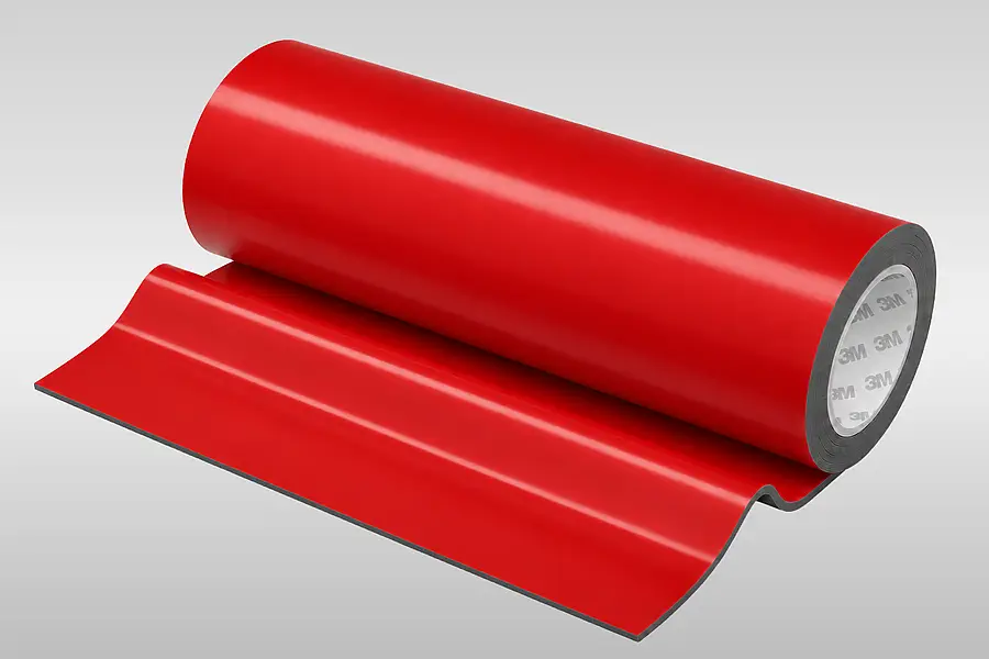 Rote Rolle eines 3M Schaumstoffklebebands mit sichtbarem 3M Kern