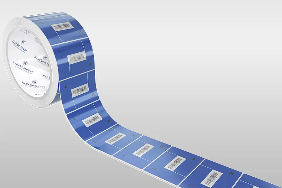 Rolle mit blau bedruckten Etiketten und sichtbaren Stanzkonturen