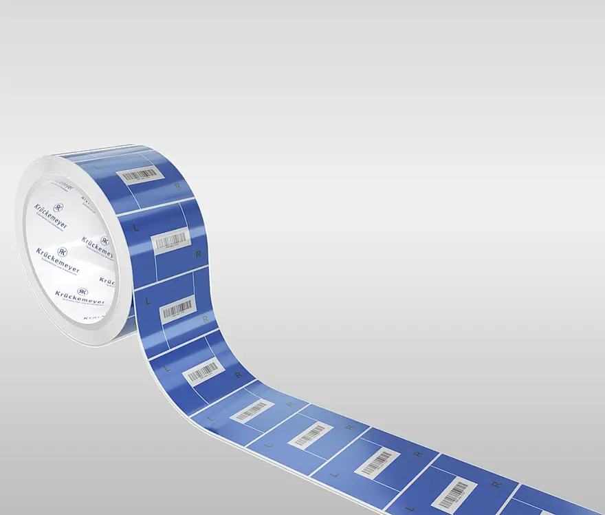 Illustration einer Rolle mit blauen, bedruckten Etiketten und Barcodes