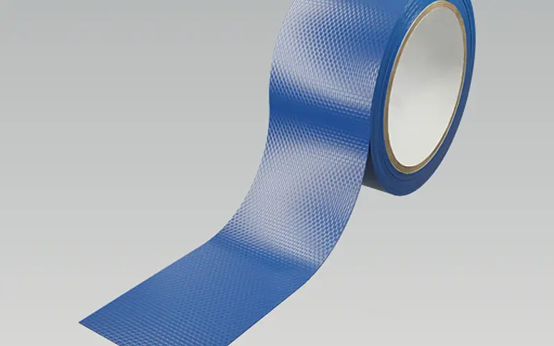 Blaue Klebebandrolle als mögliches Vormaterial vor dem Schneiden