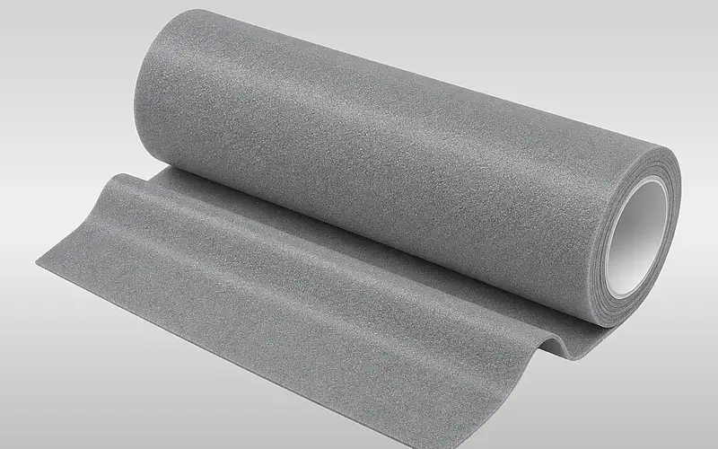 Abgerollte graue Schaumstoffbahn als Beispiel für ein zu klärendes Vormaterial