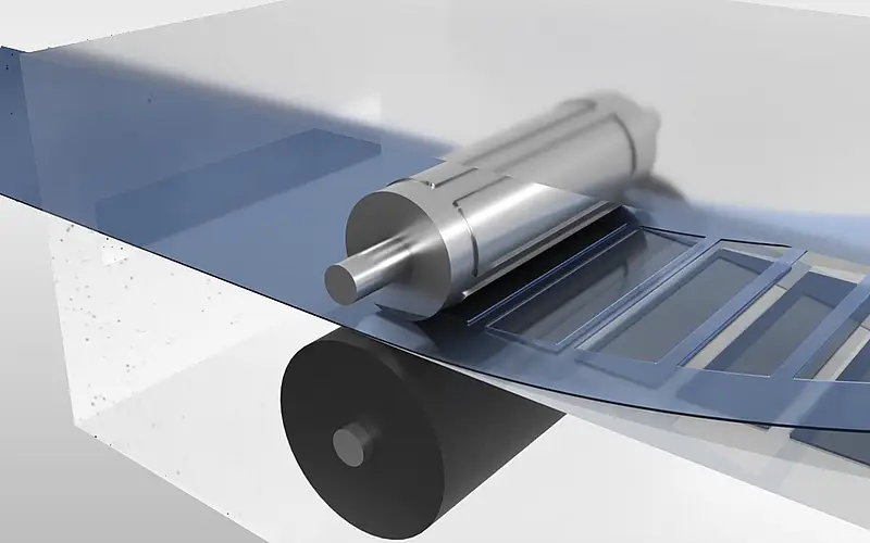 Illustration einer Materialbahn mit Formteilen unter einer transparenten Abdeckung