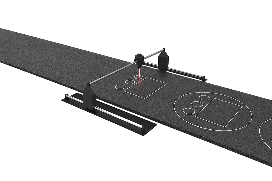 Laser bearbeitet eine Schaumstoffbahn mit mehreren Konturen