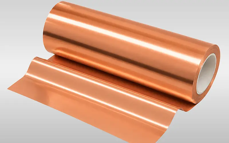 Kupferfarbene Metallfolie als Rolle