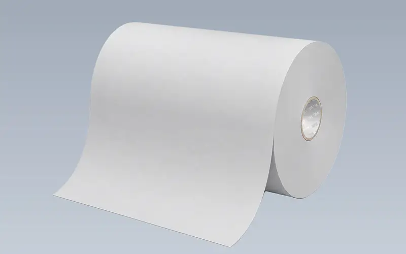Breite Vormaterialrolle mit abgewickelter Bahn