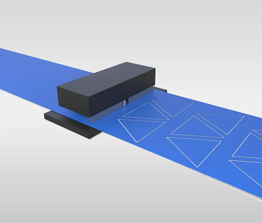 Schematische Flachbettstanze über einer blauen Materialbahn mit ausgestanzten Dreieckskonturen