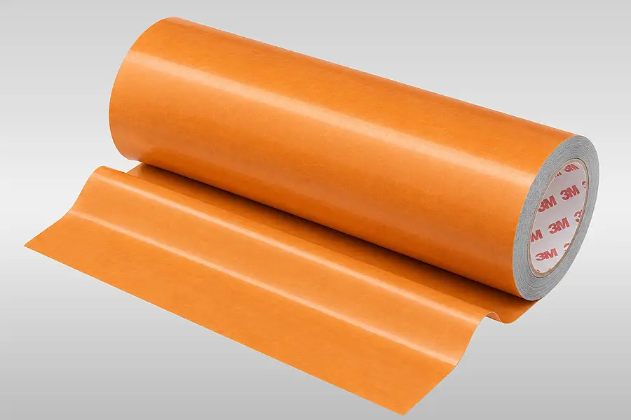 Rote Rolle eines 3M Gewebeklebebands