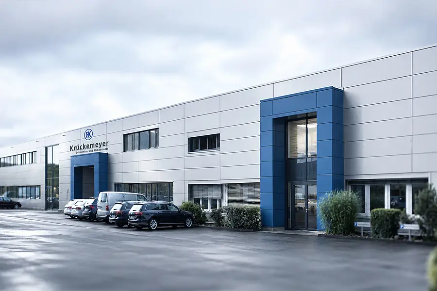 Firmengebäude der Krückemeyer GmbH mit sichtbarem Schriftzug und Eingang
